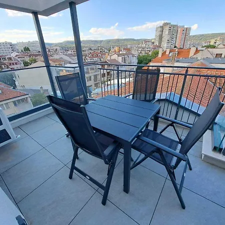 Modern Haven In Retreat With Chic Ambiance By Flat Mаnager