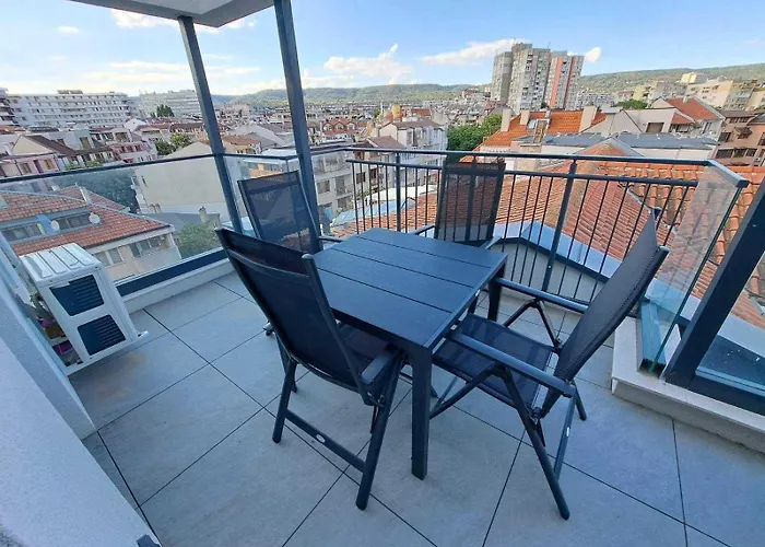 Modern Haven In Retreat With Chic Ambiance By Flat Mаnager